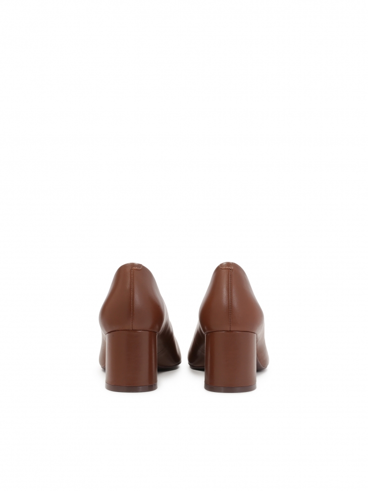 Klasyczne brązowe czółenka z kwadratowym noskiem