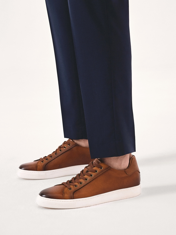 Minimalistyczne brązowe sneakersy z białą podeszwą