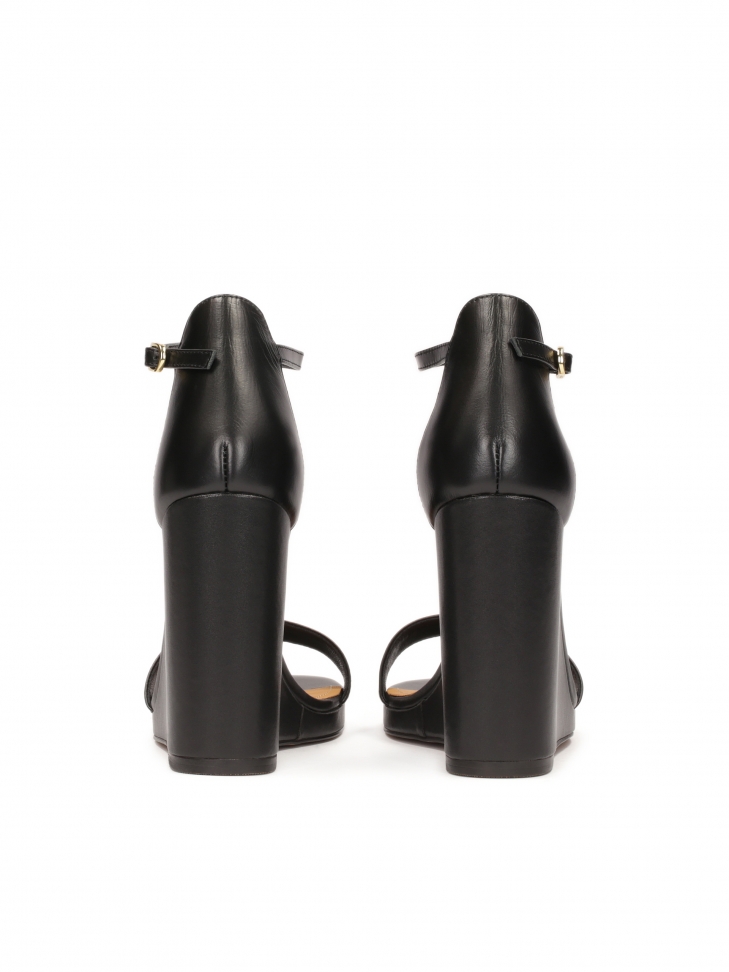 Sandały na koturnie z zaytą piętą