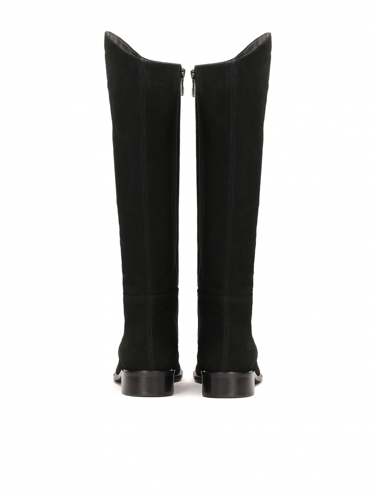 Zamszowe kozaki na płaskiej podeszwie