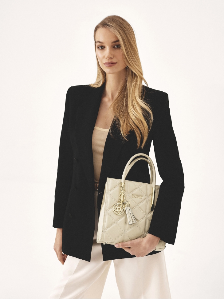 Elegancka torebka z dekoracyjnym brelokiem