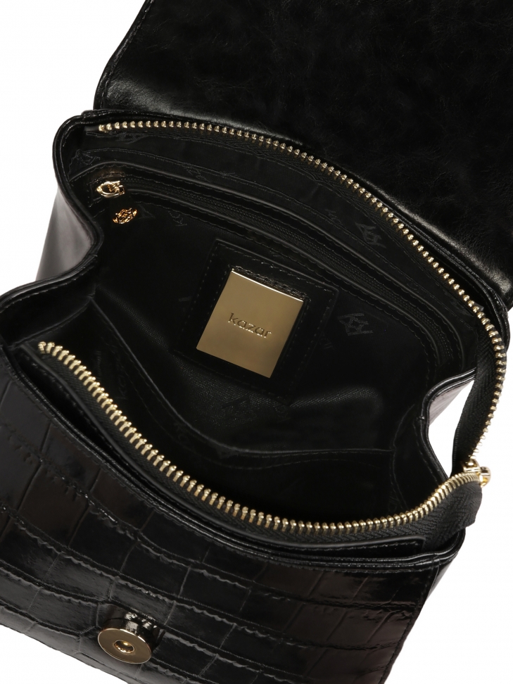 Czarna torebka z rączką zdobiona tłoczonym wzorem