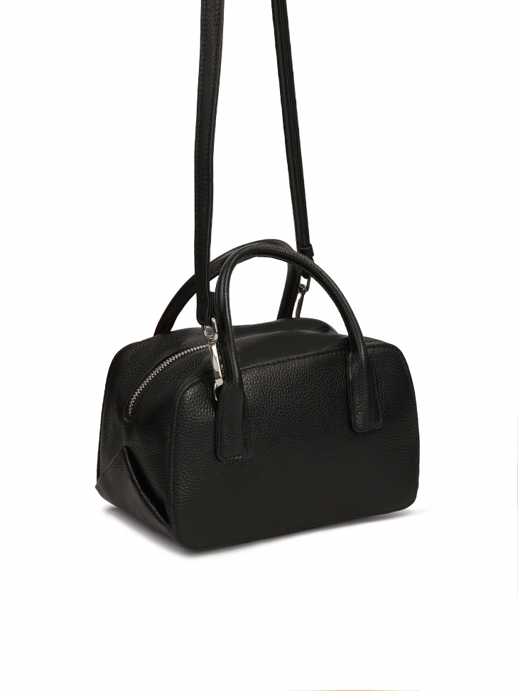 Czarna mała torebka z paskiem i rączkami