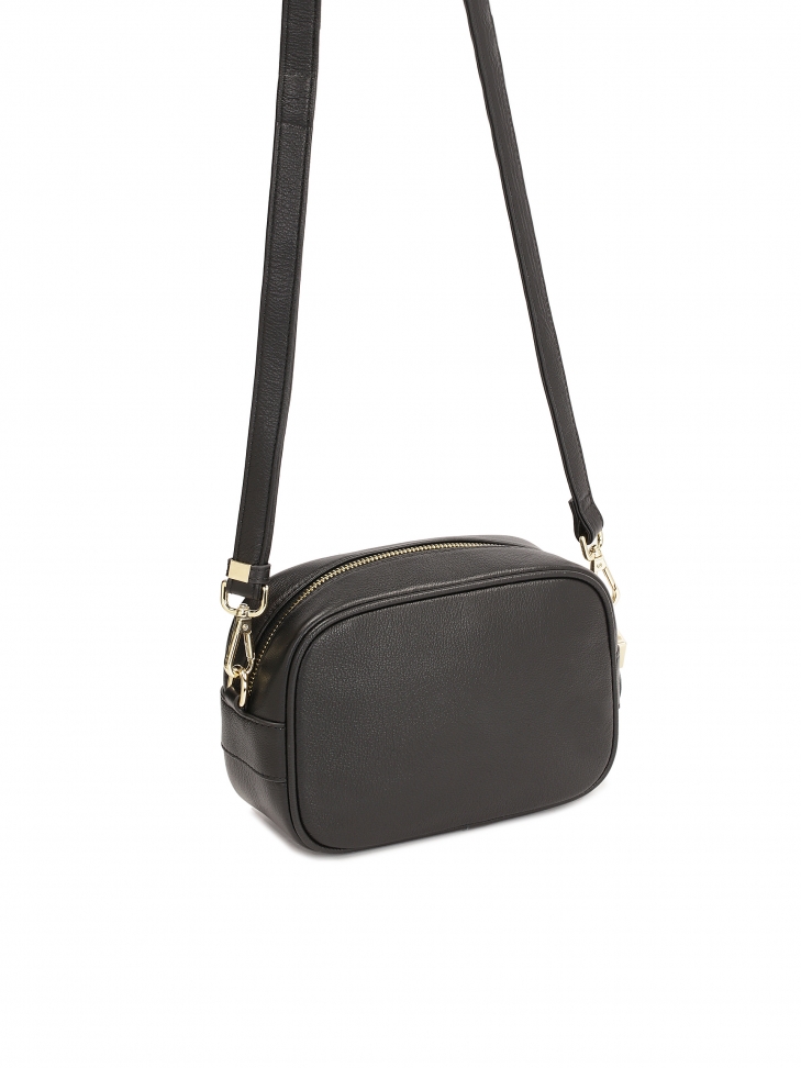 Czarna torebka z pikowaniem na przodzie