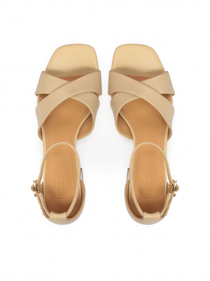 Beżowe sandały na szerokim obcasie z pełną piętą