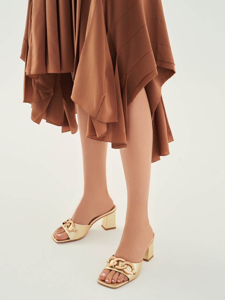 Eleganckie ote klapki na wygodnym obcasie