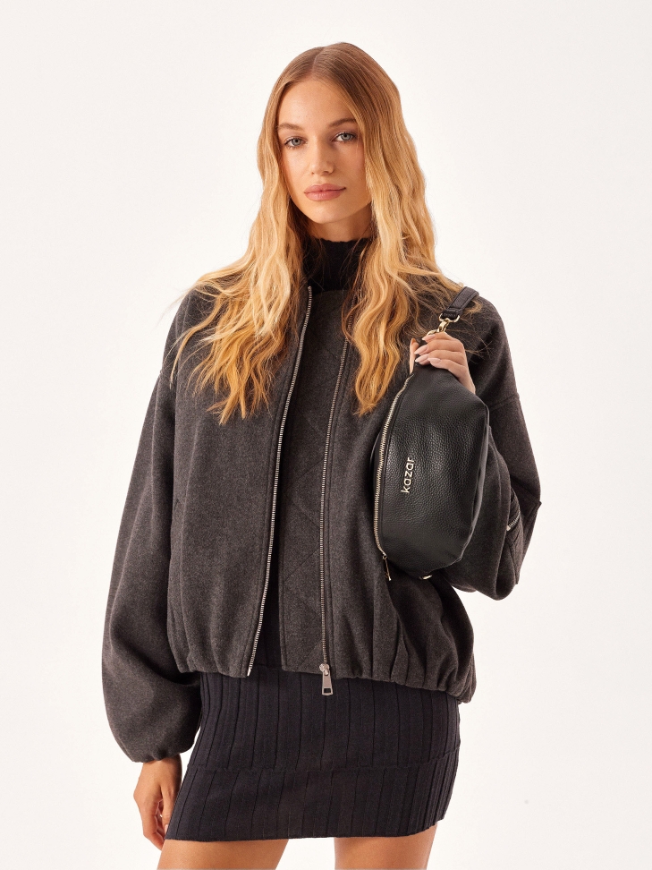 Skórzana nerka w czarnym kolorze ze otym okuciem