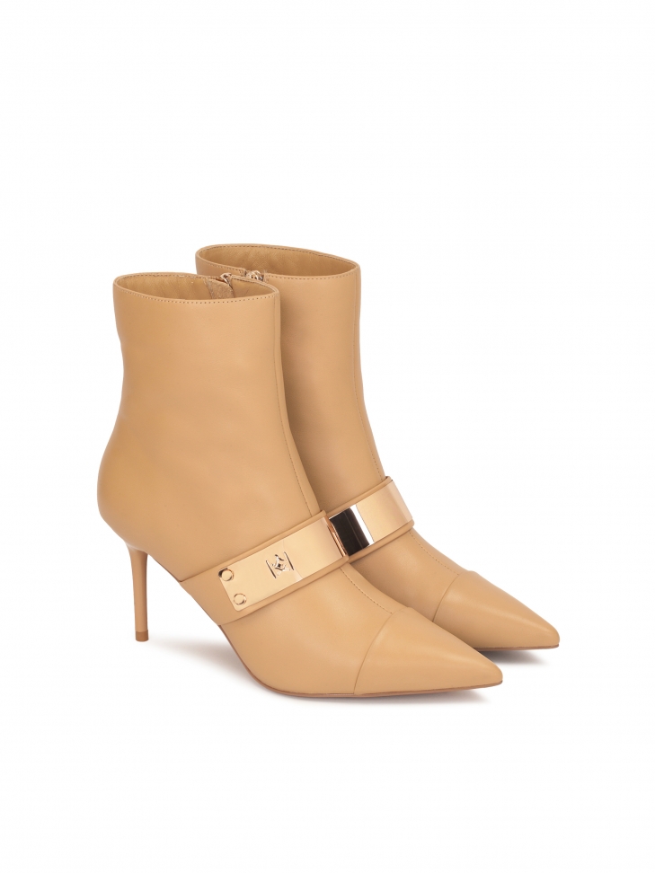 Skórzane botki za kostkę z dużą metalową ozdobą