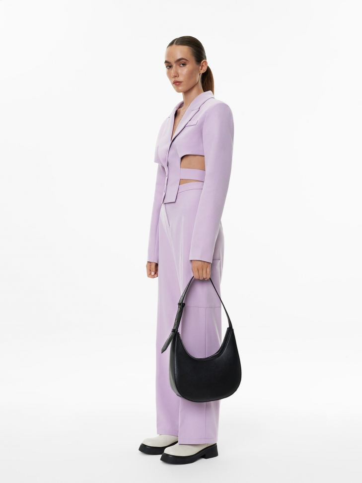 Czarna skórzana torebka na ramię z regulowanym uchwytem