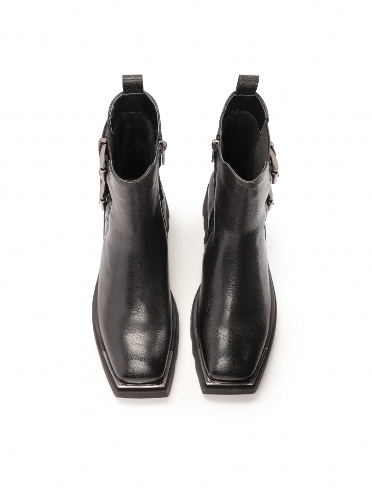 Czarne skórzane trzewiki w rockowym stylu