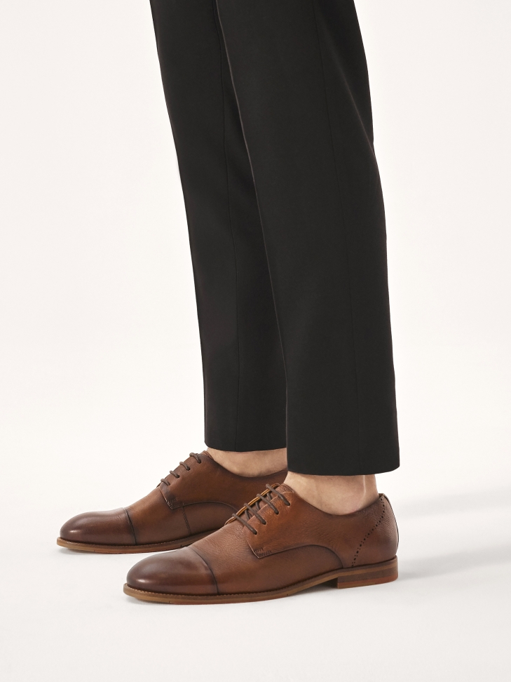 Skórzane półbuty z rozetowym zdobieniem na pięcie