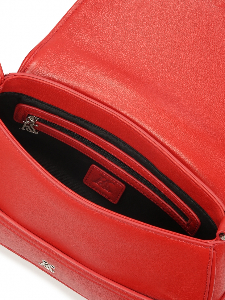 Czerwona torebka o unikatowym kształcie