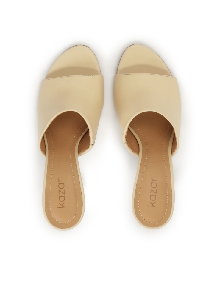 Jasne skórzane klapki na obcasie