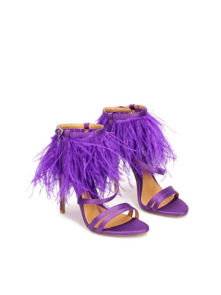 Fioletowe sandały z piórami