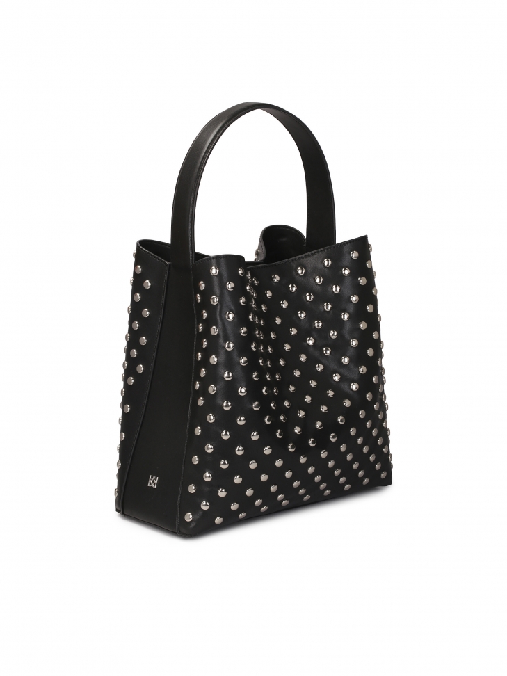 Czarna skórzana torebka zdobiona oągłymi nitami