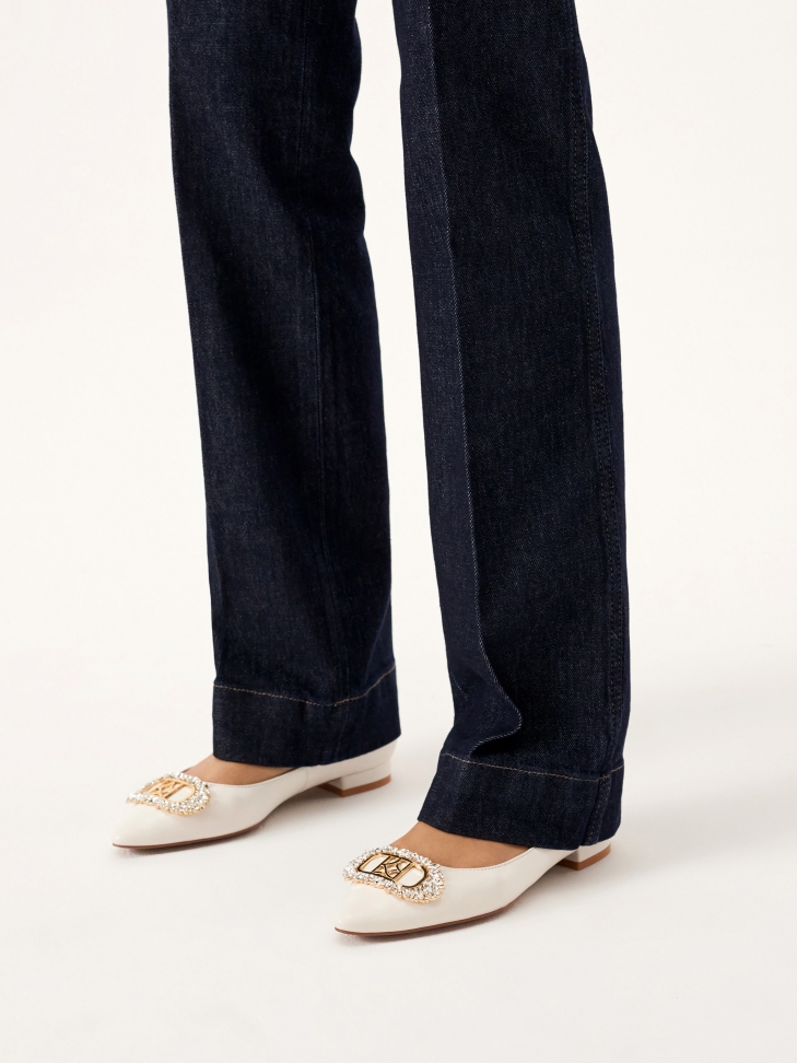 Płaskie czółenka ślubne z biżuteryjną ozdobą