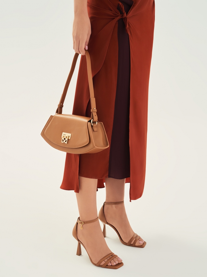 Jasnobrązowe sandały z obcasem w kształcie klepsydry