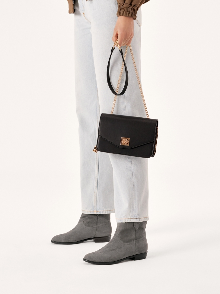 Czarna skórzana listonoszka na łańcuszku