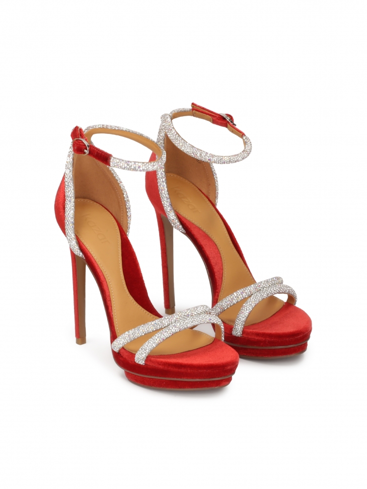 Czerwone sandały z błyszczącymi paskami