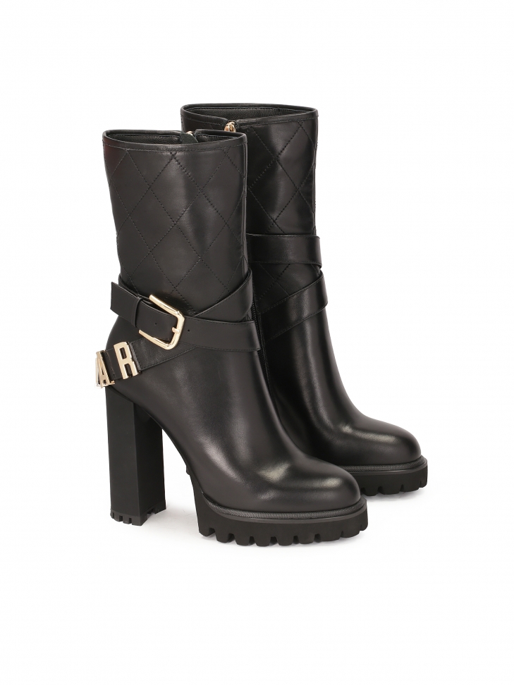 Botki na słupku z logowanym paskiem wokół cholewki