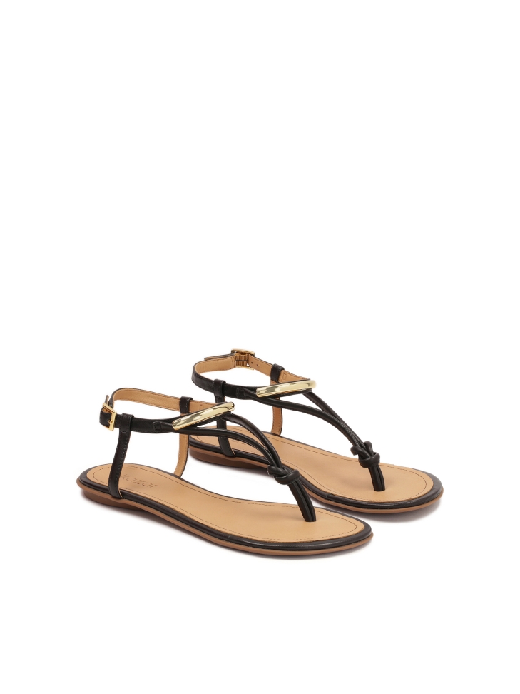 Płaskie sandały japonki z metalową ozdobą