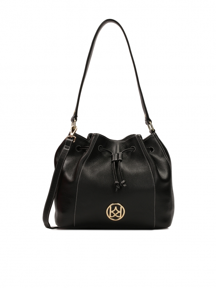 Czarna torebka worek z białymi szwami