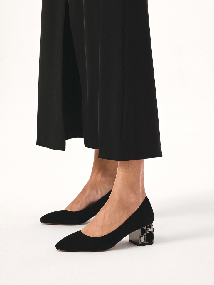 Zamszowe niskie czółenka na zdobionym obcasie