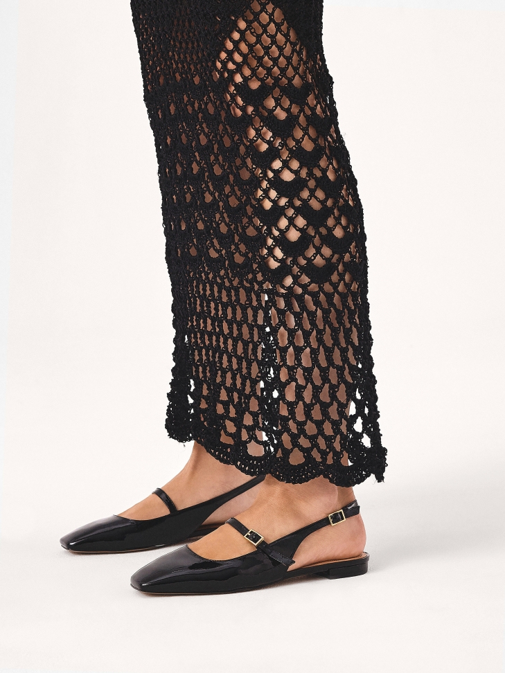 Lakierowane płaskie czółenka z odsłoniętą piętą