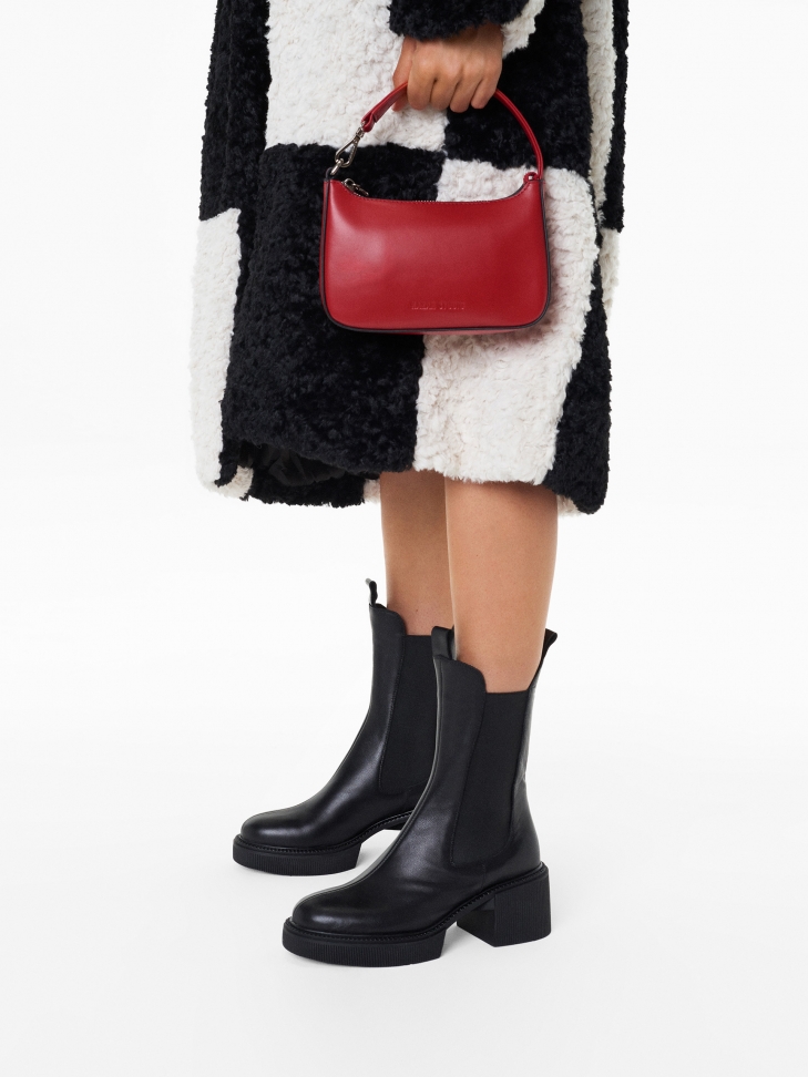 Czerwona torebka ze skóry licowej do noszenia za uchwyt