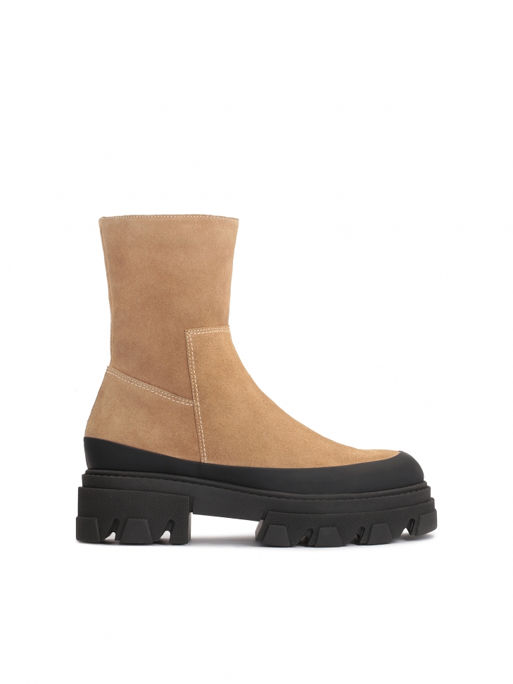 Jasnobrązowe trzewiki z zamszu na grubej podeszwie