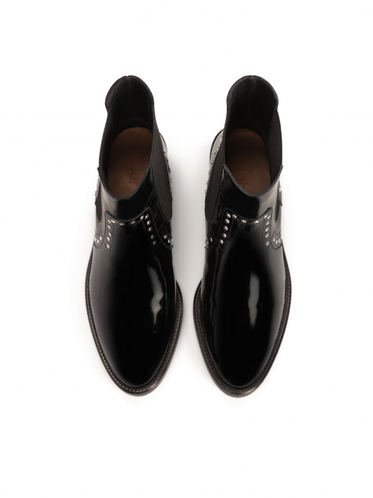 Lakierowane sztyblety zdobione srebrnymi nitami