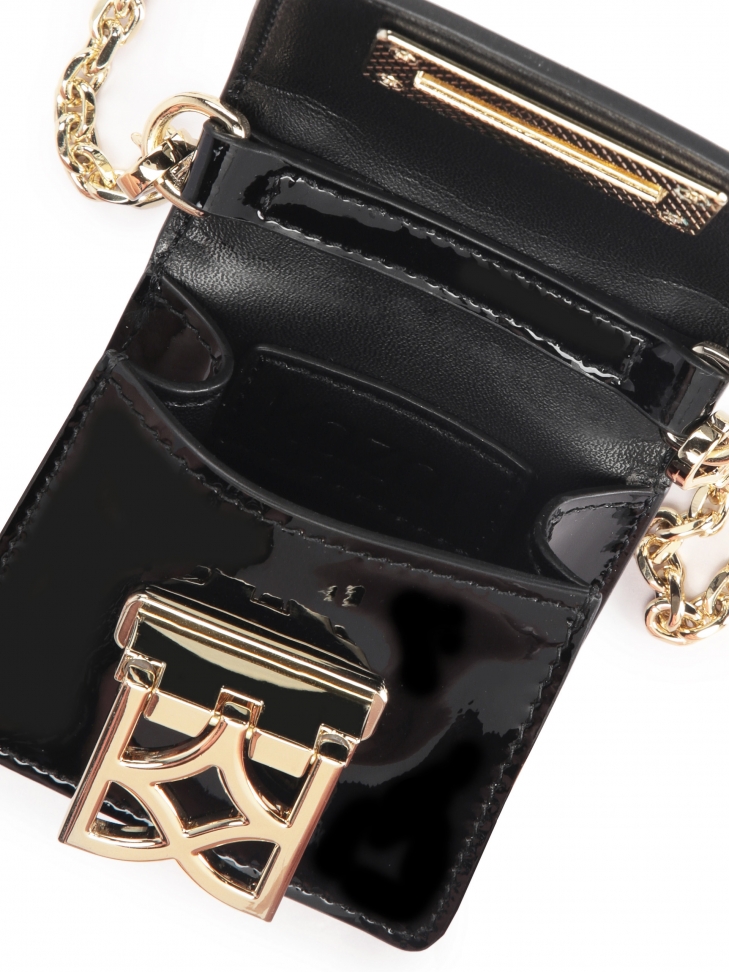 Lakierowana czarna mini torebka na otym łańcuszku