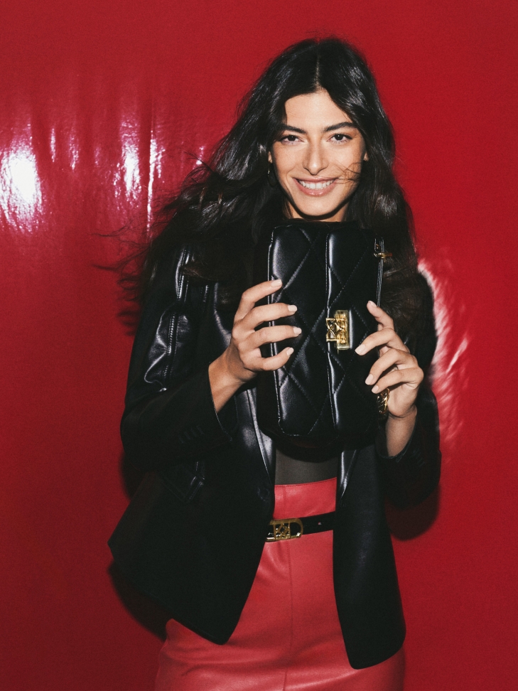 Elegancki wąski pasek z logowaną klamrą