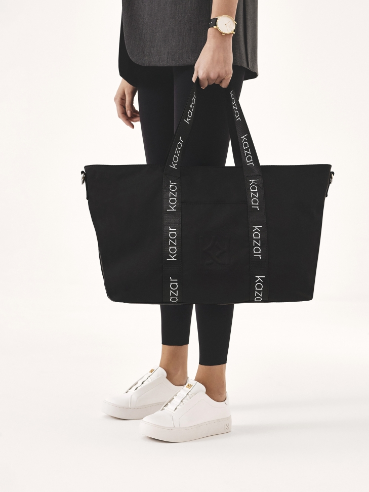 Białe sneakersy z zaytymi uchwytami na sznurówki