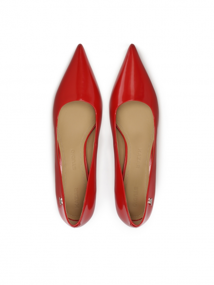 Czerwone czółenka na awangardowym obcasie