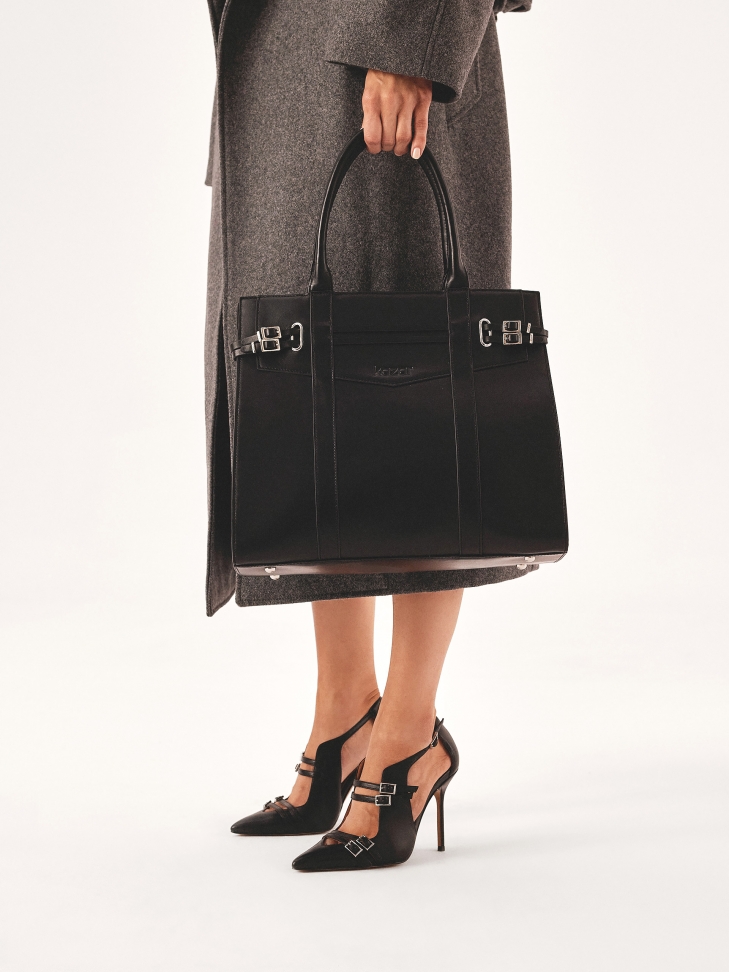 Czarna torebka zdobiona paskami ze sprzączkami