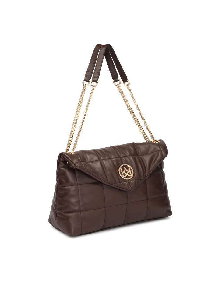 Brązowa torebka w pikowany wzór z łańcuchami