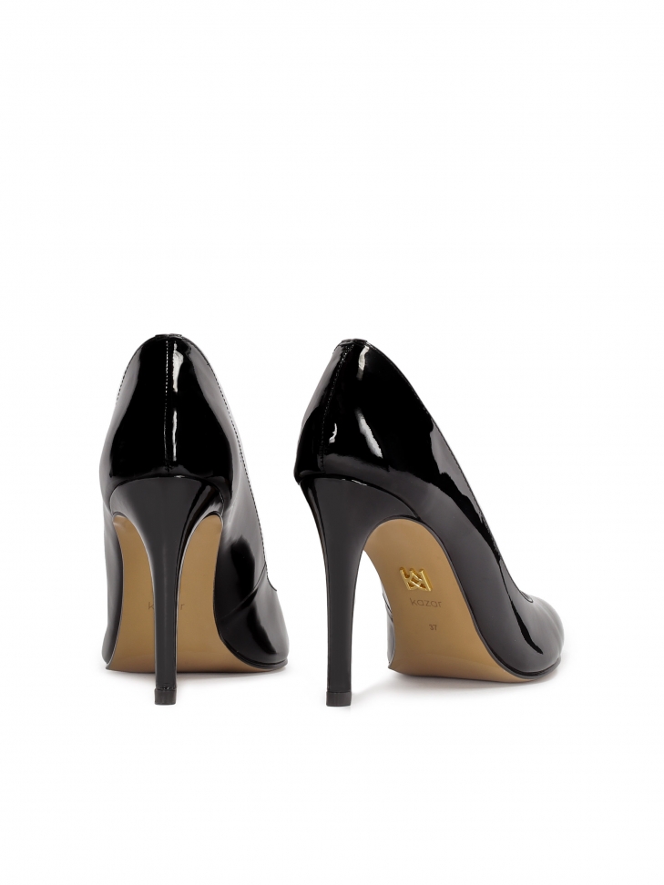 Lakierowane czółenka na smukłym obcasie