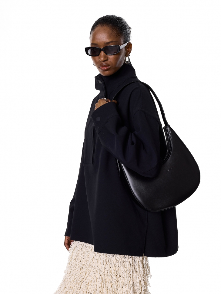 Czarna skórzana torebka na ramię z regulowanym uchwytem