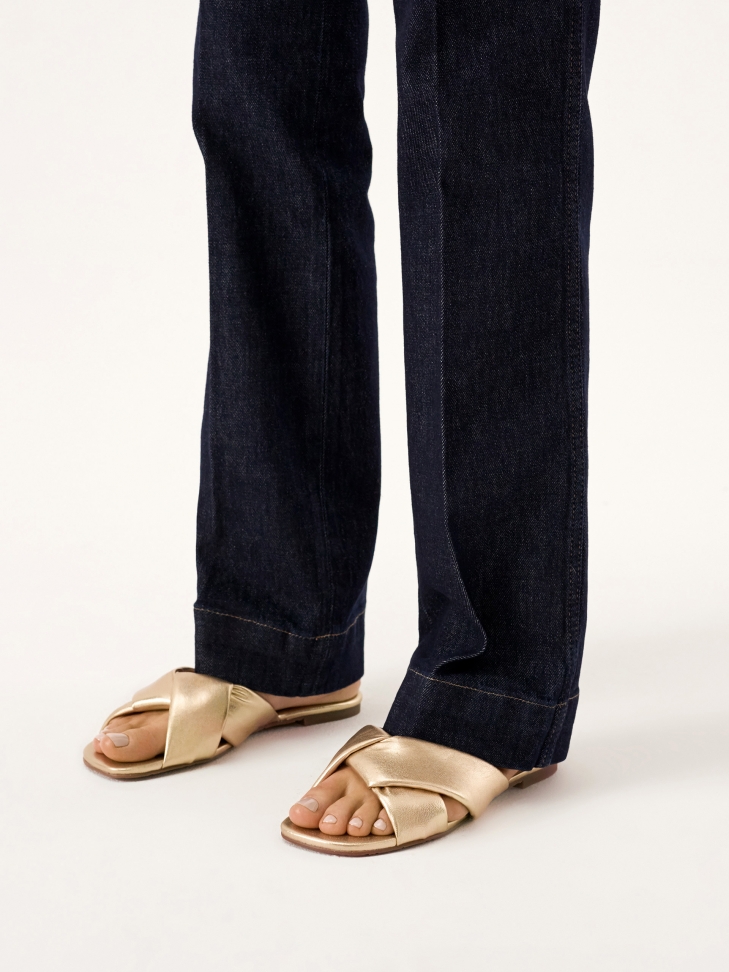 Płaskie klapki ze otej skóry