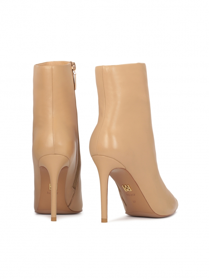 Jasnobrązowe botki na suwak ze zdobionym noskiem