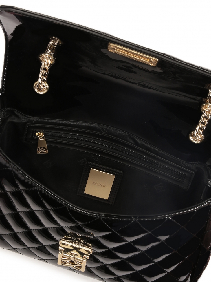 Lakierowana pikowana torebka na łańcuszku