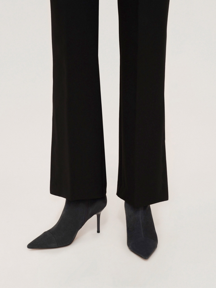 Zamszowe botki na smukłym obcasie i z noskiem w szpic