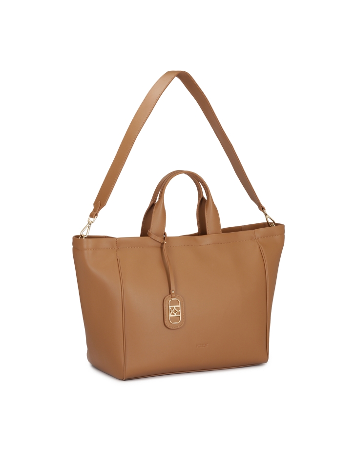 Brązowa skórzana torebka z brelokiem