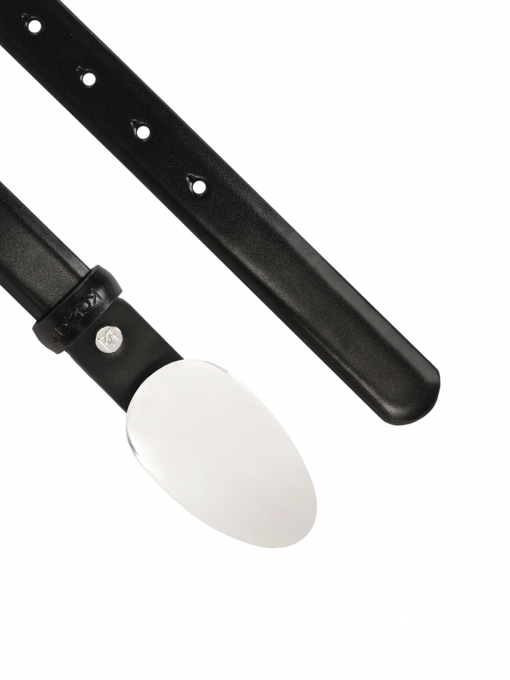 Czarny pasek z wklęsłą metalową klamrą