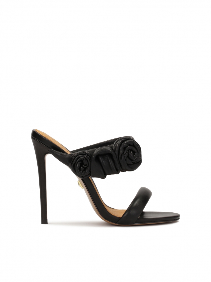 Eleganckie czarne klapki z różami na wysokiej szpilce