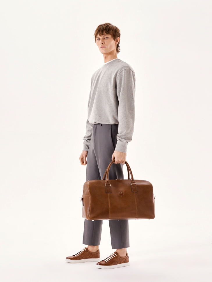 Brązowa torba podróżna