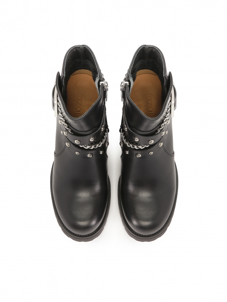 Skórzane botki zdobione srebrnymi detalami