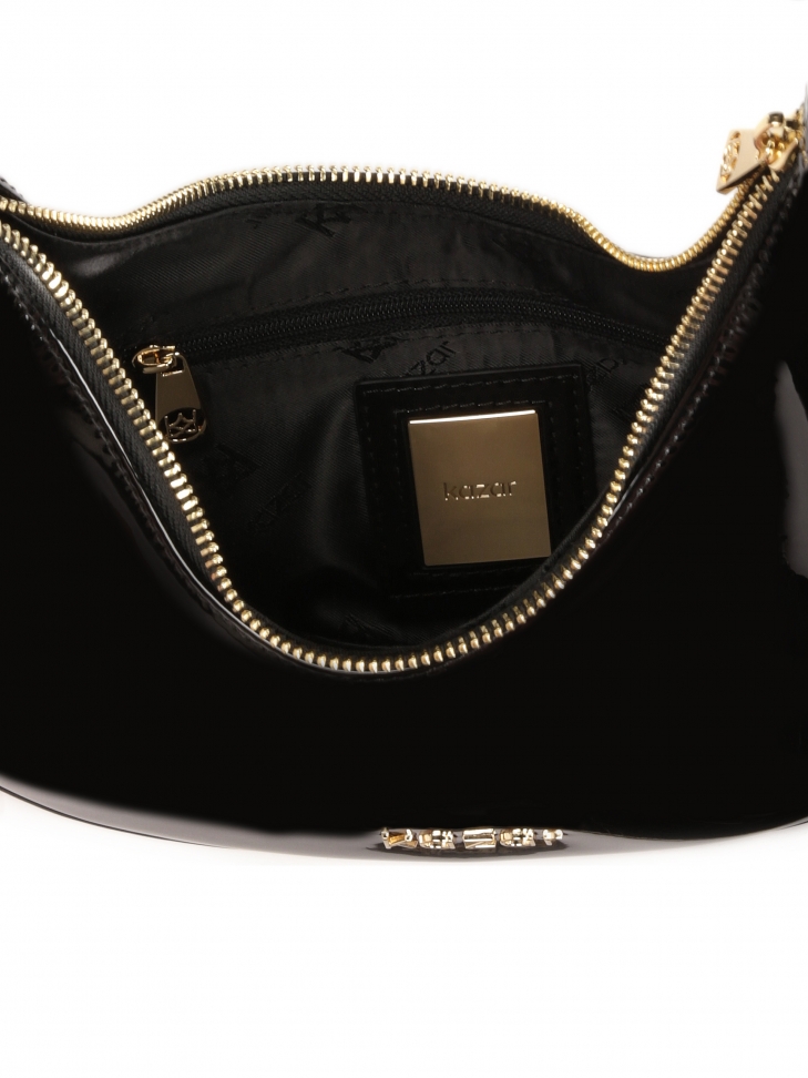 Mała torebka z lakierowanej skóry w kształcie półksiężyca