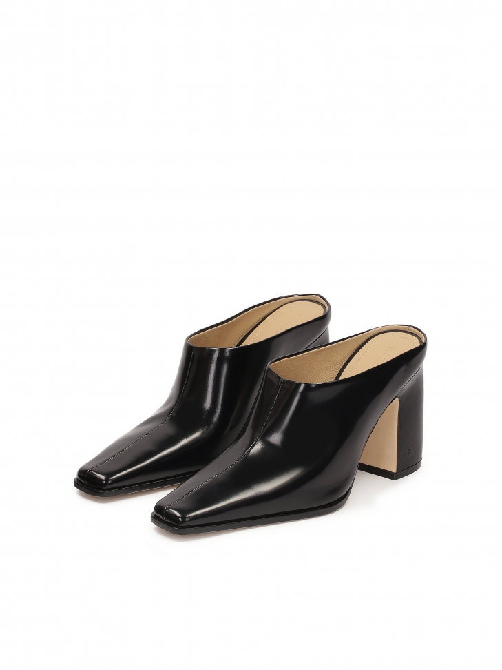 Klapki typu mule z pełnym przodem